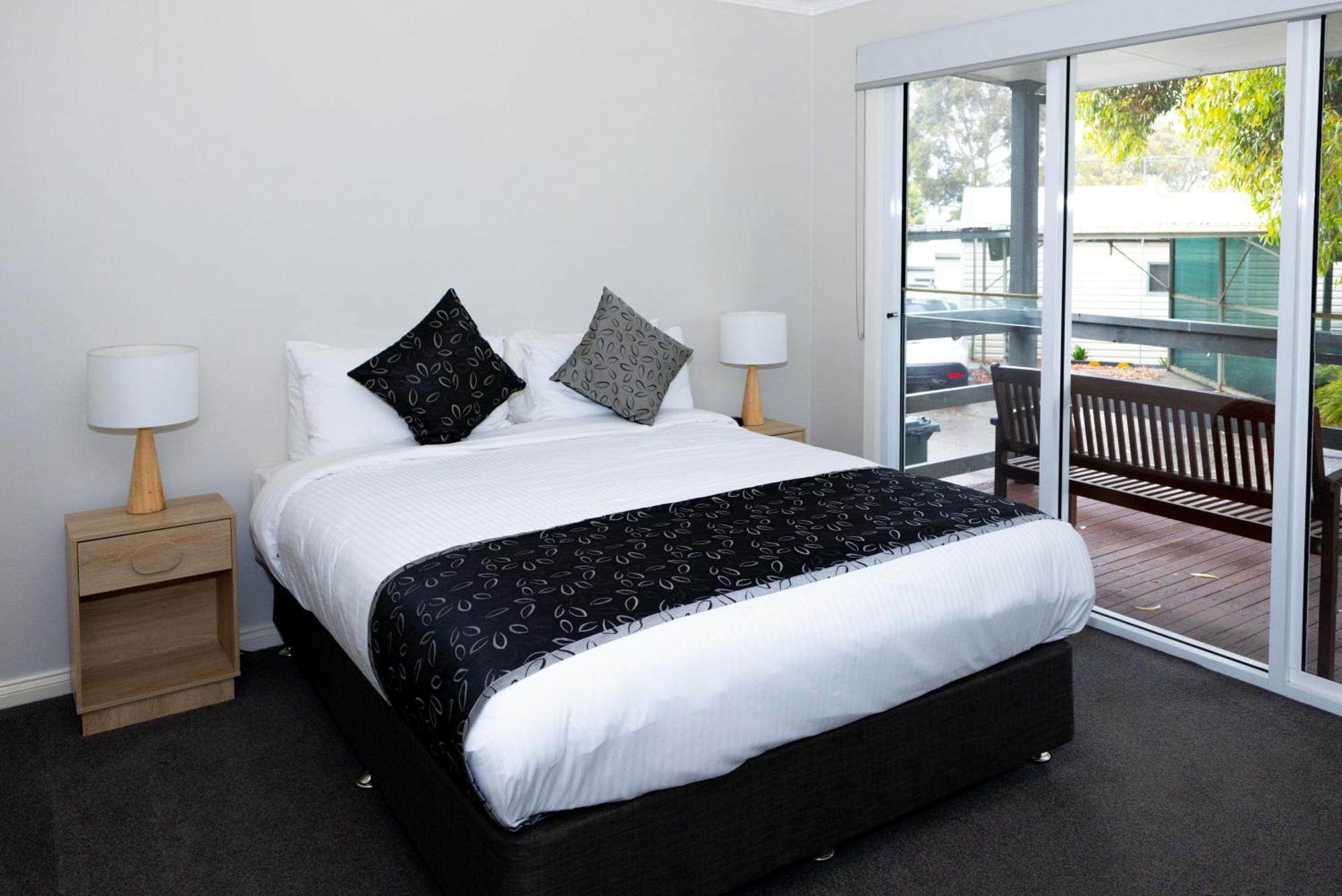 Airport Tourist Village Melbourne Room photo