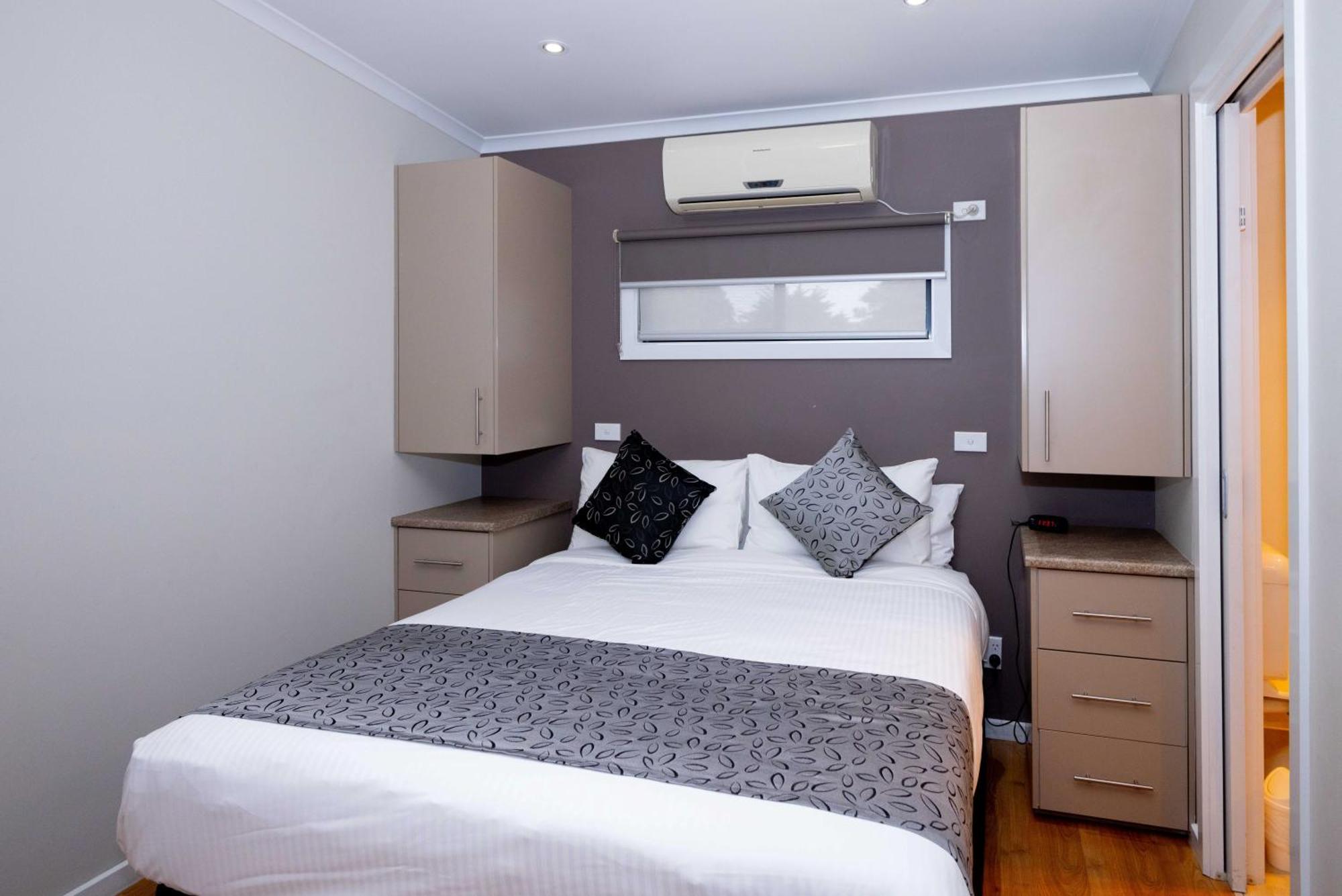 Airport Tourist Village Melbourne Room photo