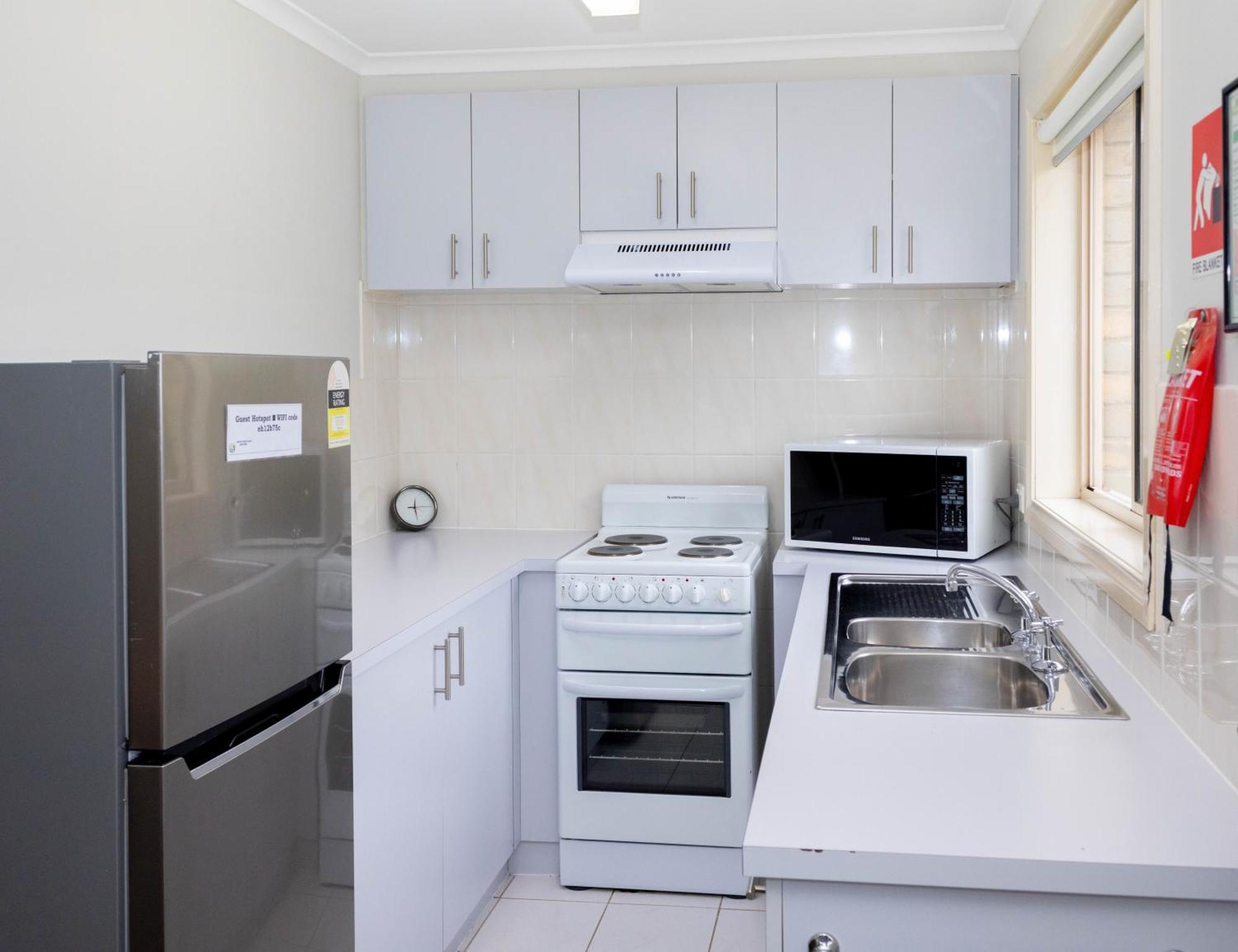 Airport Tourist Village Melbourne Room photo