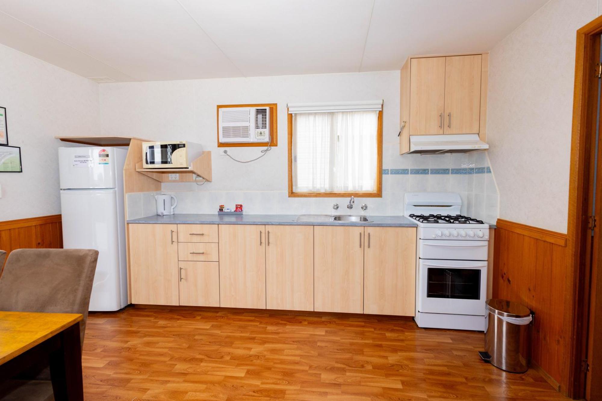 Airport Tourist Village Melbourne Room photo