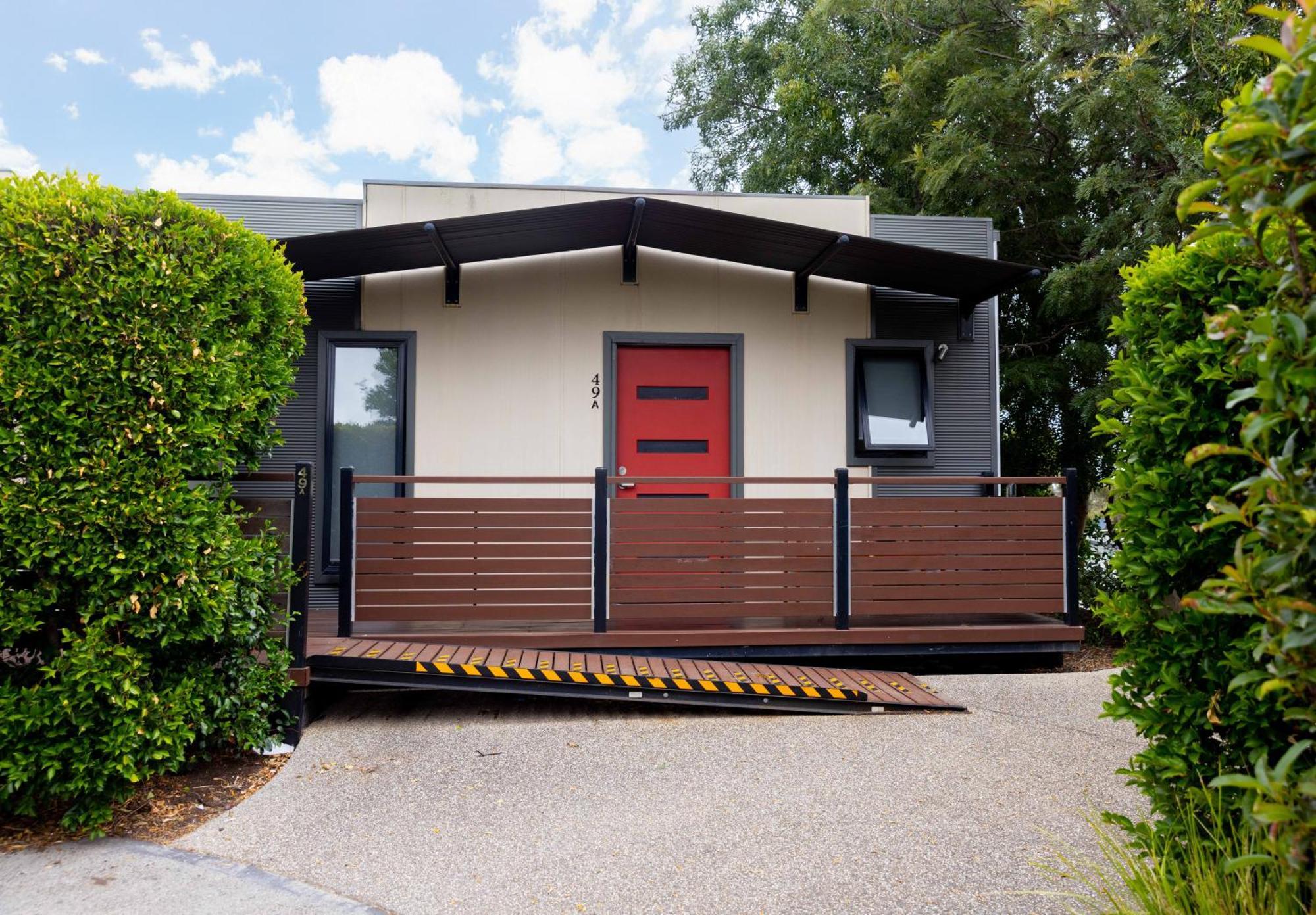 Airport Tourist Village Melbourne Room photo